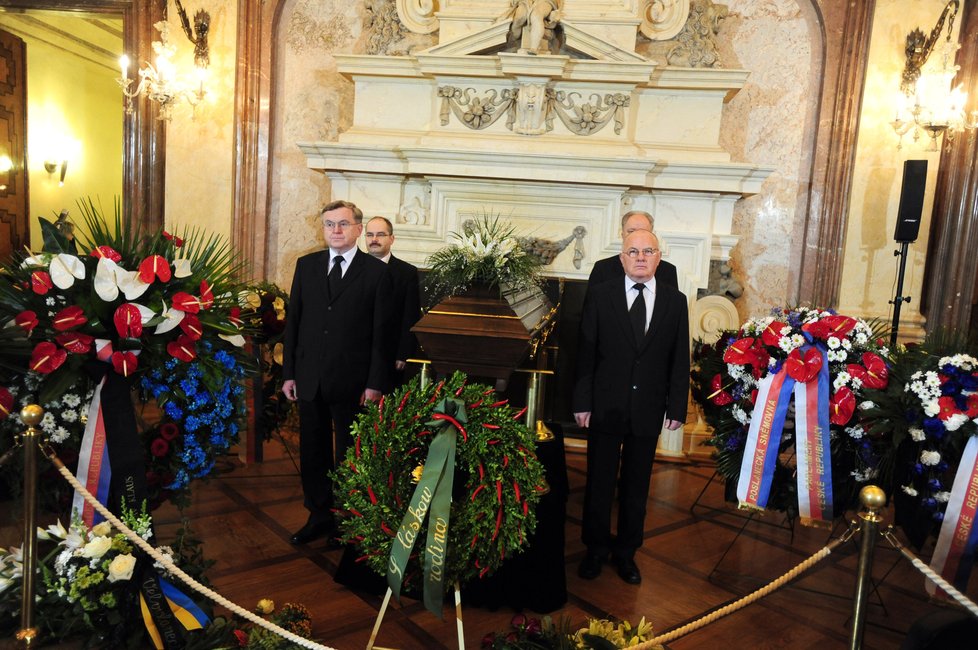 Čestnou stráž u rakve s ostatky Jiřího Dienstbiera drží vojáci a členové ČSSD