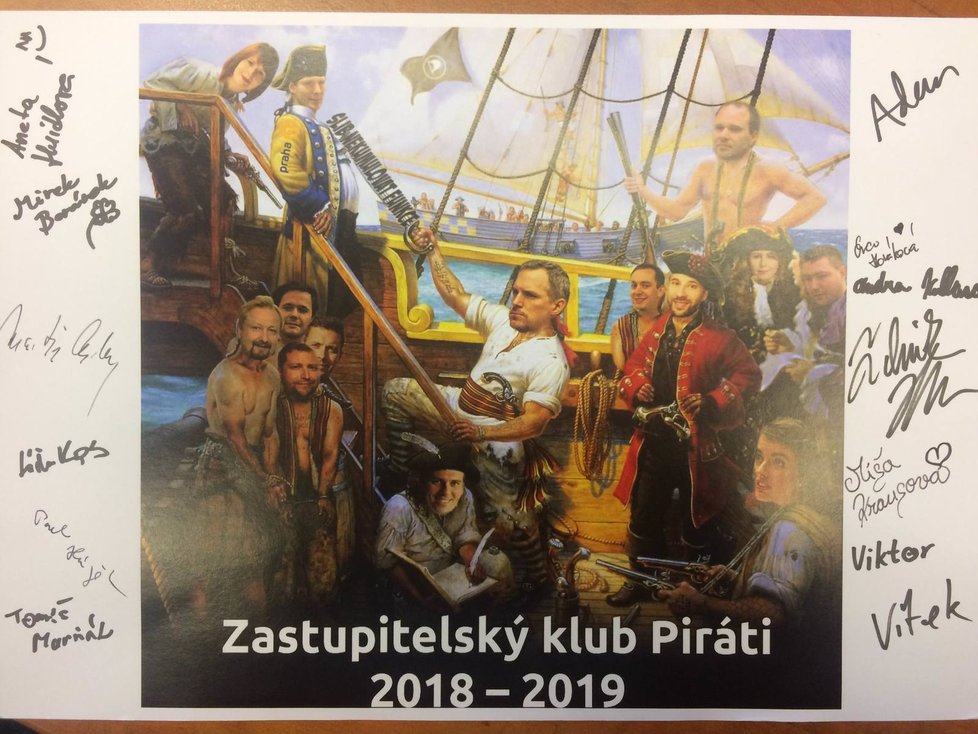 Koláž pirátských zastupitelů hl. m. obdržel Jiří Dohnal po složení mandátu pražského zastupitele. Koláž pak lemují podpisy všech pirátských zastupitelů, včetně toho nejpřednějšího - primátora Zdeňka Hřiba.