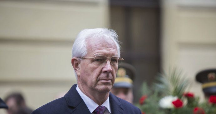 Šéf Akademie věd Jiří Drahoš se postaví Miloši Zemanovi v prezidentské volbě.
