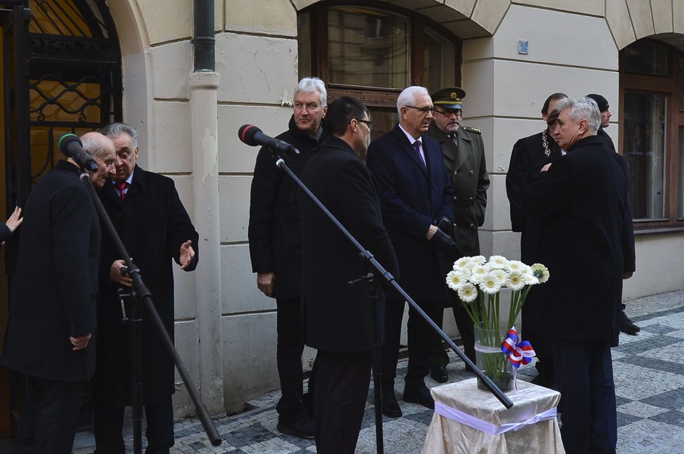 Místopředseda Senátu Milan Štěch a senátor Jiří Drahoš na pietě ke dni 17. listopadu (Hlávkova kolej)