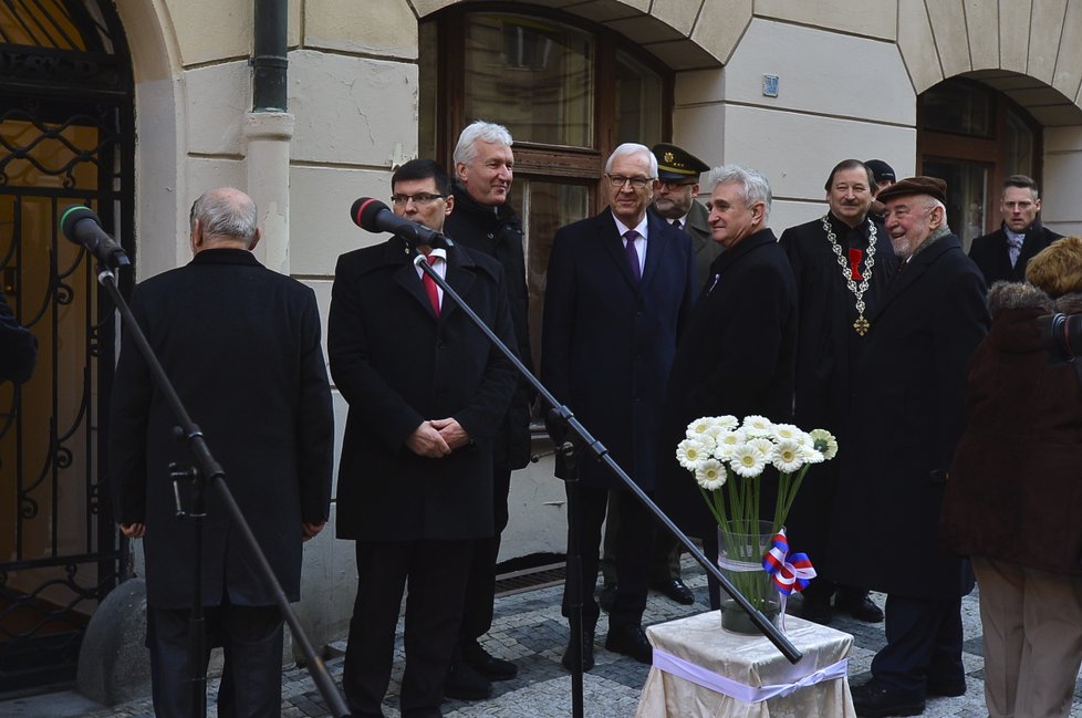 Místopředseda Senátu Milan Štěch a senátor Jiří Drahoš na pietě ke dni 17. listopadu (Hlávkova kolej)