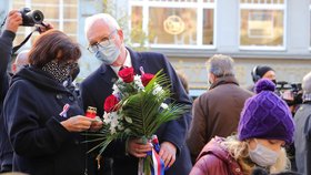 Senátor Jiří Drahoš s manželkou na Národní třídě (17. 11. 2020)