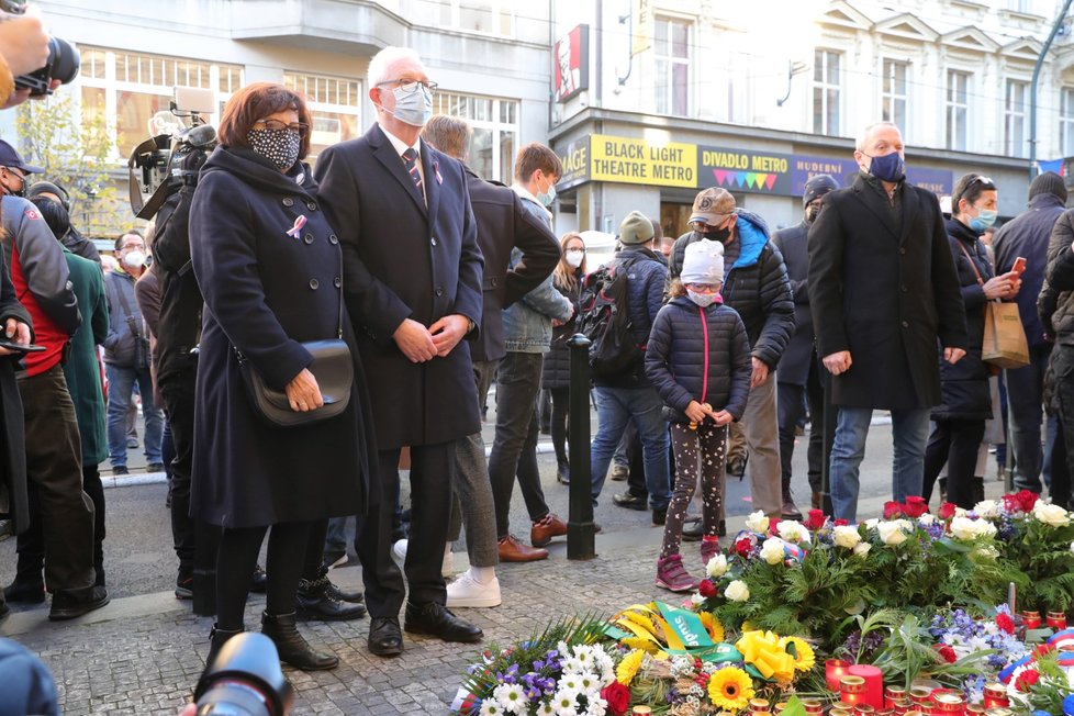 Senátor Jiří Drahoš s manželkou na Národní třídě (17. 11. 2020)