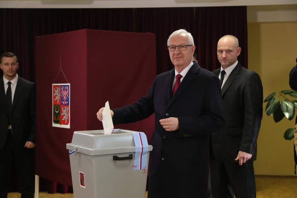 Jiří Drahoš ve volební místnosti během 2. kola prezidentské volby
