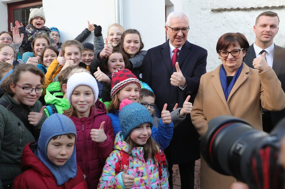Před volební místností čekaly na Drahoše děti z lysolajské školy.