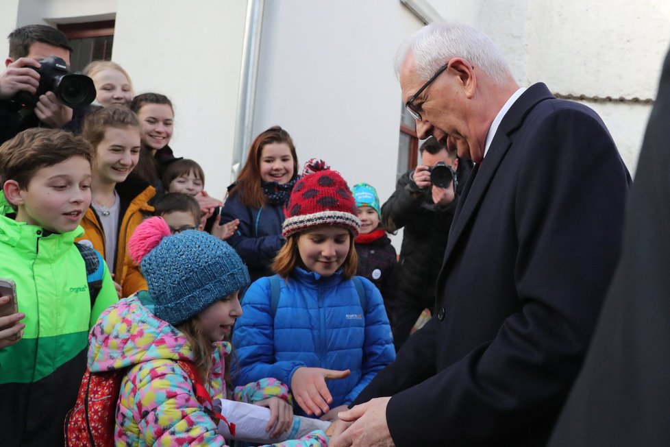 Před volební místností čekaly na Drahoše děti z lysolajské školy