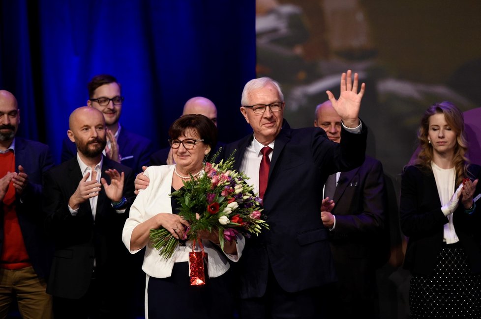 Drahoš pogratuloval Zemanovi. „Nezvítězili jsme, ale neprohráli jsme,“ prohlásil za potlesku příznivců.