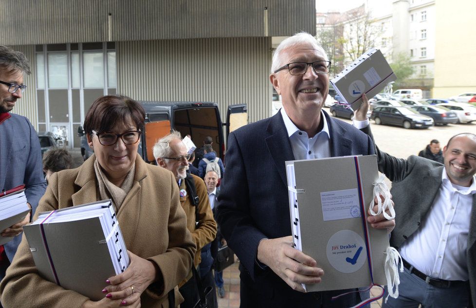 Jiří Drahoš s manželkou Evou po boku zamířil na ministerstvo vnitra. Předat své archy s podpisy od občanů (3. 11. 2017).