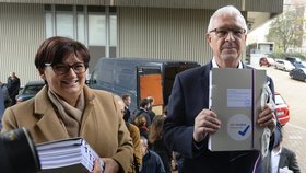 Jiří Drahoš s manželkou Evou po boku zamířil na ministerstvo vnitra. Předat své archy s podpisy od občanů (3. 11. 2017).