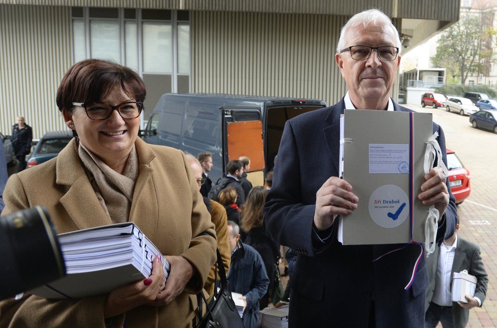 Jiří Drahoš s manželkou Evou po boku zamířil na ministerstvo vnitra. Předat své archy s podpisy od občanů (3.11.2017).