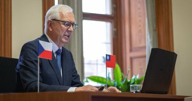 Česká delegace na Tchaj-wanu v čele s Drahošem řeší i přímé lety. Čína návštěvy nevidí ráda