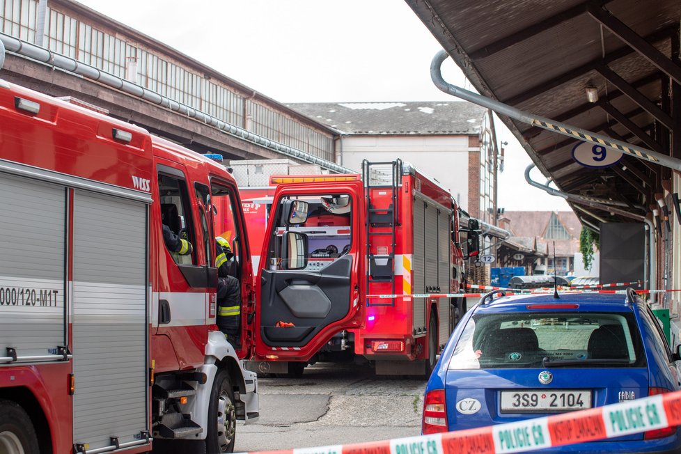 Policisté a pyrotechnik v pražských Holešovicích, ve zdejším skladu měl mít uložené věci Jiří Dvořák.