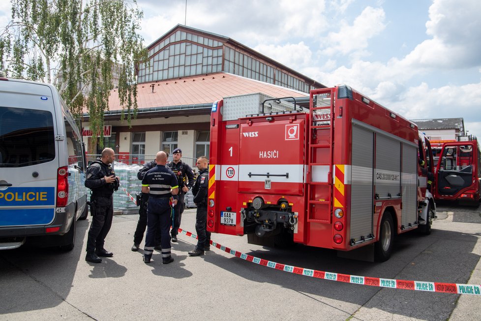 Policisté a pyrotechnik v pražských Holešovicích, ve zdejším skladu měl mít uložené věci Jiří Dvořák.