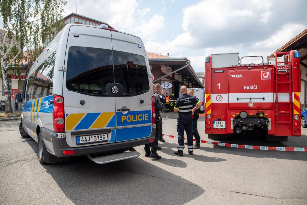 Policisté a pyrotechnik v pražských Holešovicích, ve zdejším skladu měl mít uložené věci Jiří Dvořák.