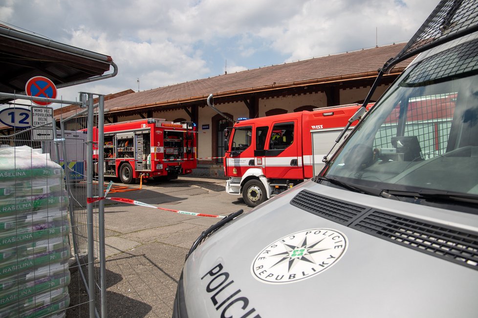 Policisté a pyrotechnik v pražských Holešovicích, ve zdejším skladu měl mít uložené věci Jiří Dvořák.