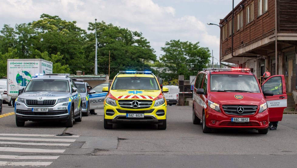 Policisté a pyrotechnik v pražských Holešovicích, ve zdejším skladu měl mít uložené věci Jiří Dvořák.