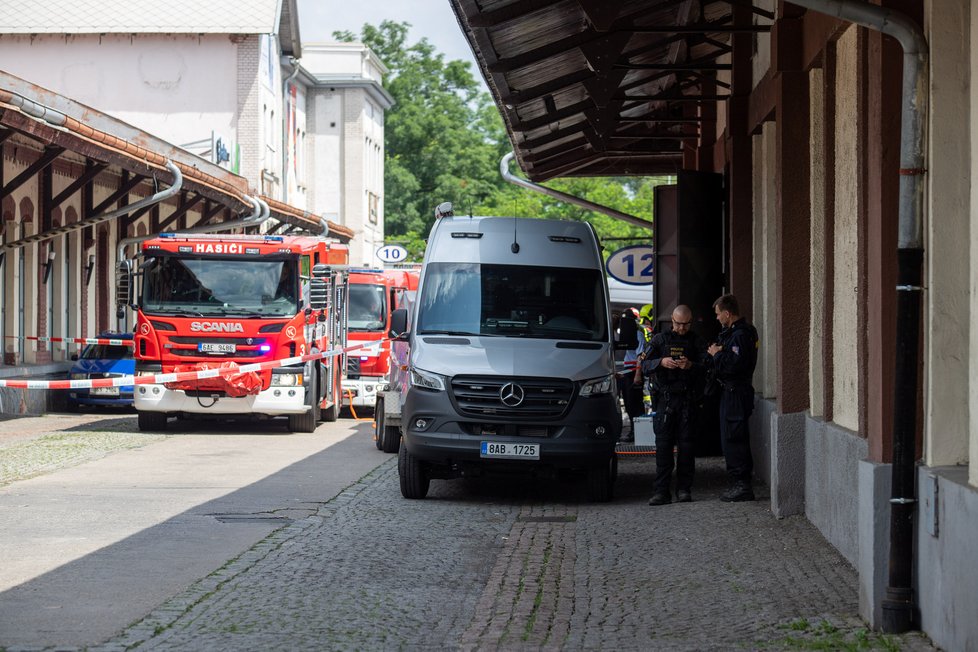 Policisté a pyrotechnik v pražských Holešovicích, ve zdejším skladu měl mít uložené věci Jiří Dvořák.