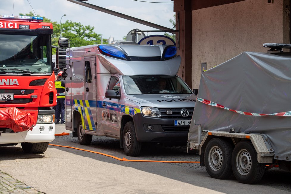 Policisté a pyrotechnik v pražských Holešovicích, ve zdejším skladu měl mít uložené věci Jiří Dvořák.