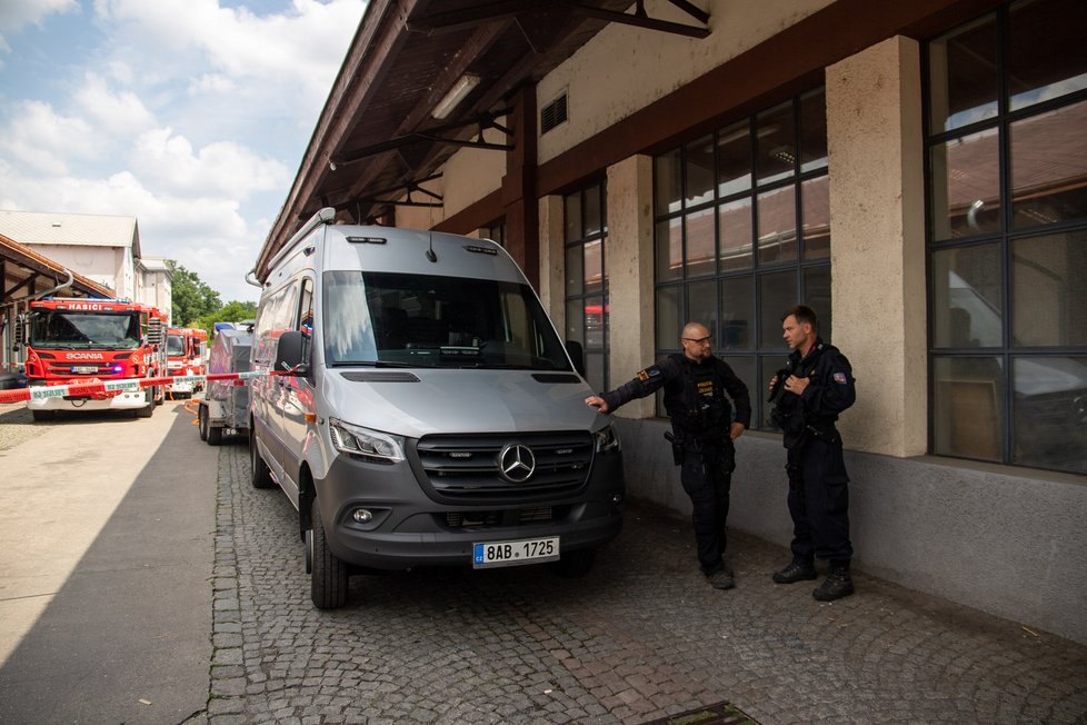 Policisté a pyrotechnik v pražských Holešovicích, ve zdejším skladu měl mít uložené věci Jiří Dvořák.