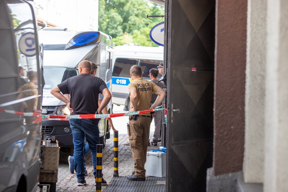 Policisté a pyrotechnik v pražských Holešovicích, ve zdejším skladu měl mít uložené věci Jiří Dvořák.