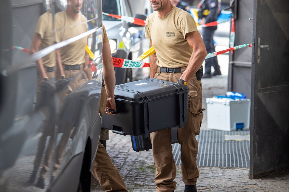 Policisté a pyrotechnik v pražských Holešovicích, ve zdejším skladu měl mít uložené věci Jiří Dvořák.