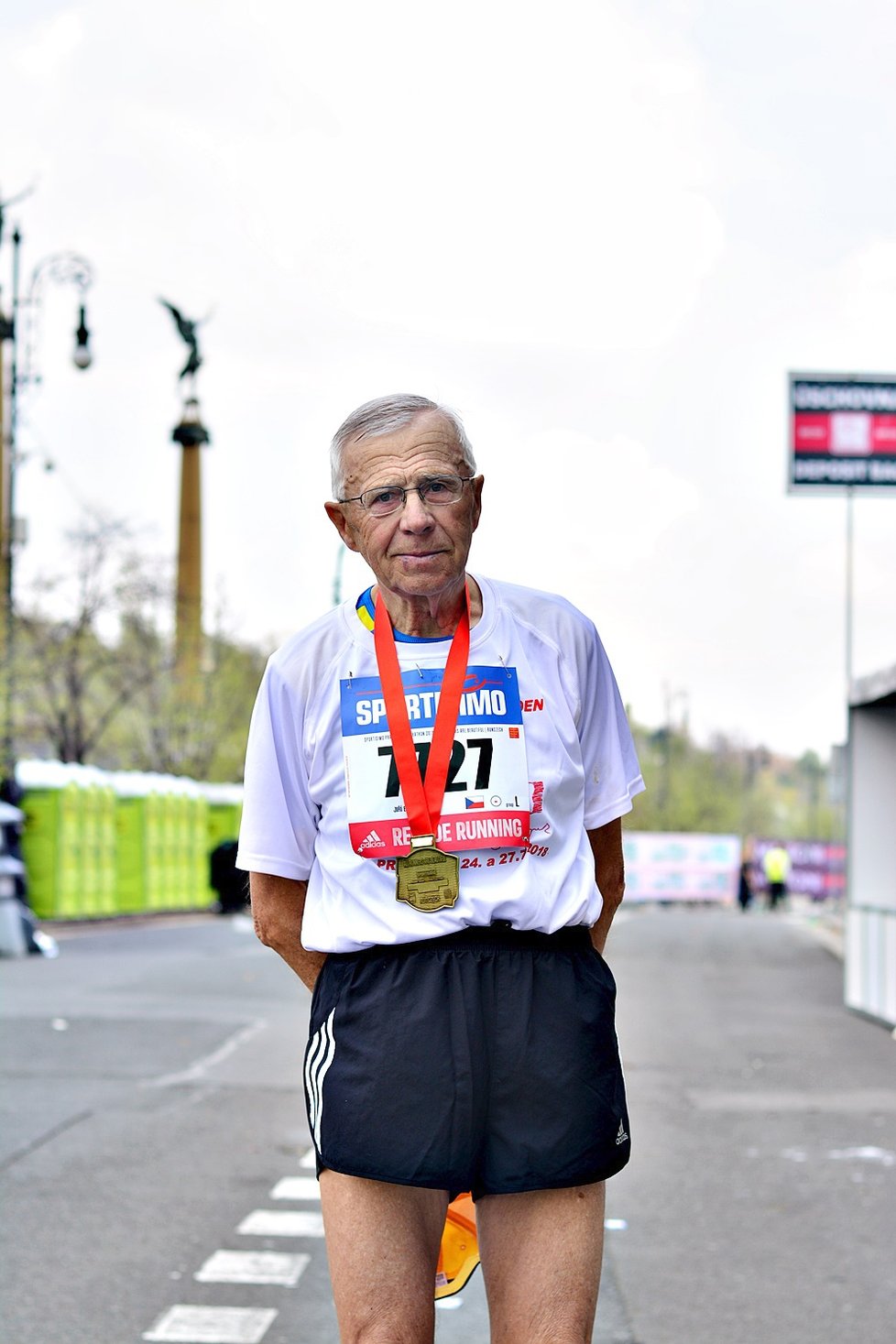 „Nedoběhl jsem poslední,“ těšil se Jiří Engliš (81), nejstarší účastník závodu RunCzech po doběhnutí do cíle těsně pod tři hodiny. Na běh si stanovil hned tři výzvy, doběhnout, neskončit jako poslední a v neposlední řadě stihnout vlak. Vše se mu povedlo.