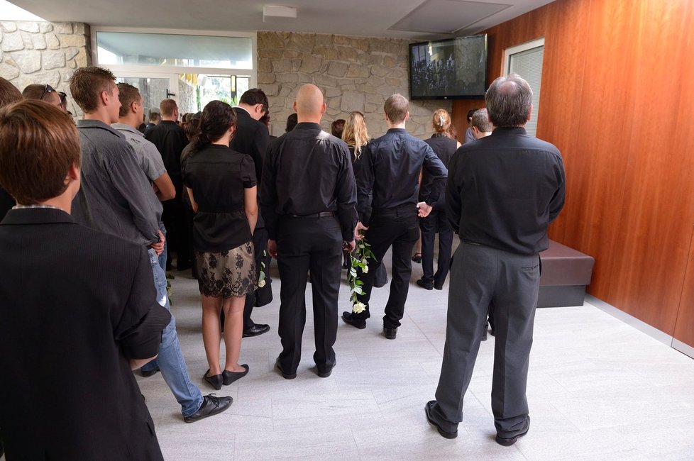 Ti, kteří se nedostali do smuteční síně, museli obřad sledovat na obrazovce před krematoriem