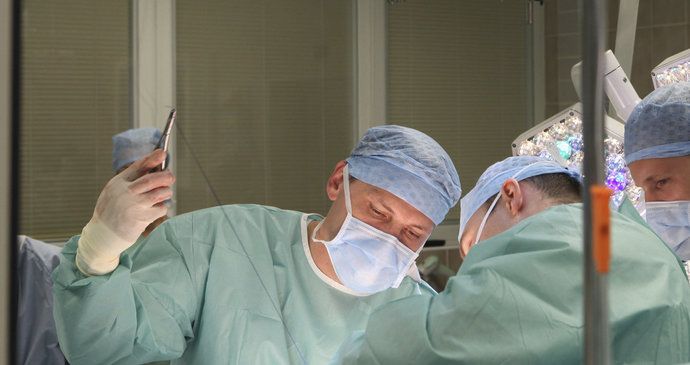 Lékaři v pražském IKEMu ročně provedou přes 450 tranplantací orgánů.