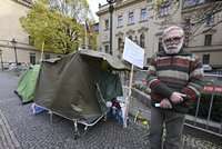 Disident Gruntorád držící hladovku uspěl: Vláda odvolala své usnesení k Chartě 77