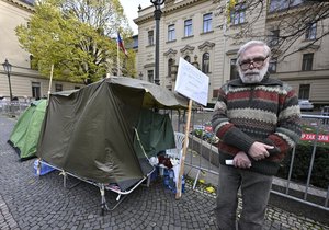 Protest Jiřího Gruntoráda před Úřadem vlády (20.11.2023)