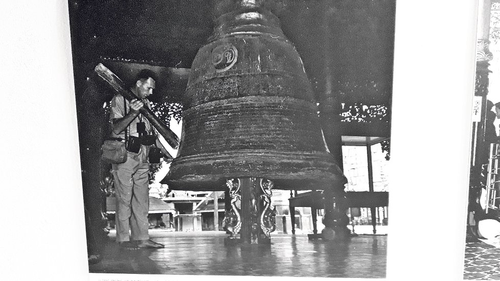 (Barma, 1961) Chrám Sweedagon v Rangúnu. Zvon plnil přání věřících, rituály končily dunivými tóny.