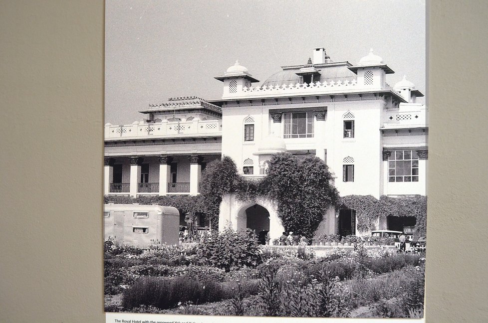 (Nepál, Káthmándú, 1961) Hotel Royal s vyhlášenou restaurací Yeti, kde vzniklo přátelství českých cestovatelů s věhlasným horolezcem Edmundem Hillarym