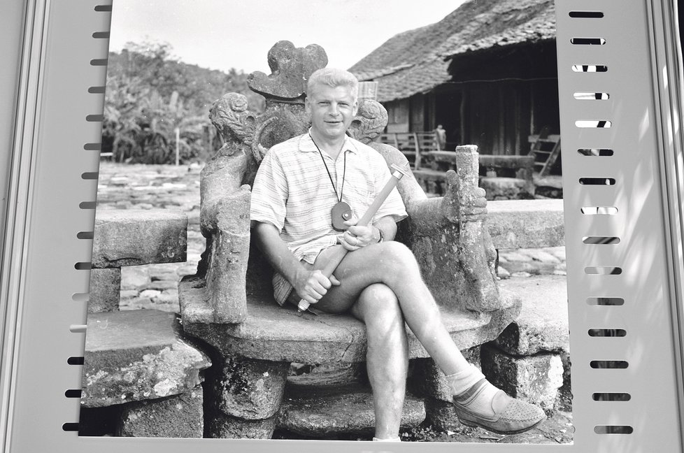 (Indonésie, ostrov Nias, 1962) Královský trůn na ostrově obývaném kanibalskými kmeny se stal čestným místem Jiřího Hanzelky.