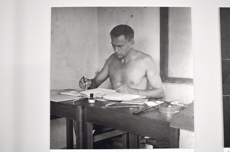(Indonésie, Jakarta, 1963) Paradoxy doby. Miroslav Zikmund používá při psaní pero a inkoust.