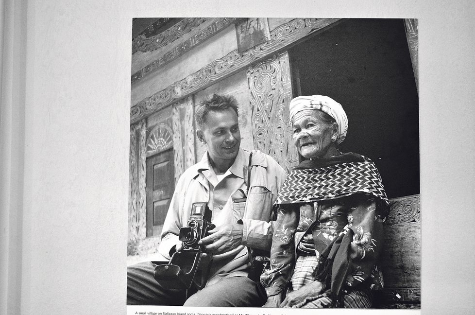 (Indonésie, Sumatra, 1962) Vesnice na ostrově Siallagan, kde Jiří Hanzelka vyfotil Miroslava Zikmunda s kouzelnou babičkou...