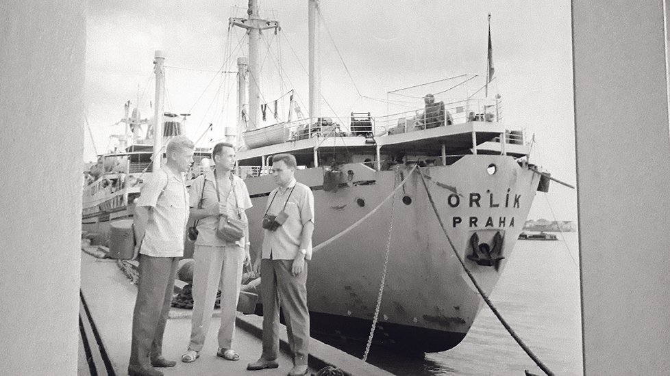 (Barma, 1961) Zaoceánská československá loď Orlík přivezla cestovatele do Rangúnu v Barmě, od roku 1989 úředním názvem Svazová republika Myanmar.