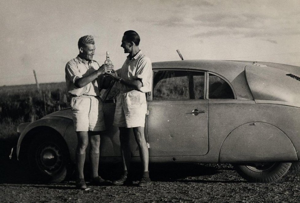 Jiří Hanzelka (vlevo) a Miroslav Zikmund. Novoroční přípitek v Brazílii dne 31.12. 1948.