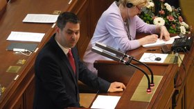 Nový ministr Jiří Havlíček (ČSSD) hájil ve Sněmovně novelu o elektronických komunikacích (4. 4. 2017).