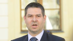 Ministr průmyslu a obchodu Jiří Havlíček nahradil ve funkci Jana Mládka (oba ČSSD).