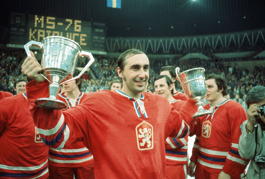 Takhle slaví mistr světa a nejlepší gólman turnaje 1976 v Katovicích.
