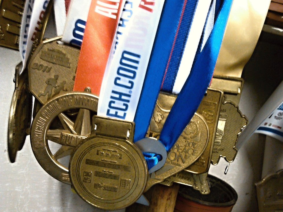 Hrozen pamětních medailí z nejrůznějších maratonů a půlmaratonů
