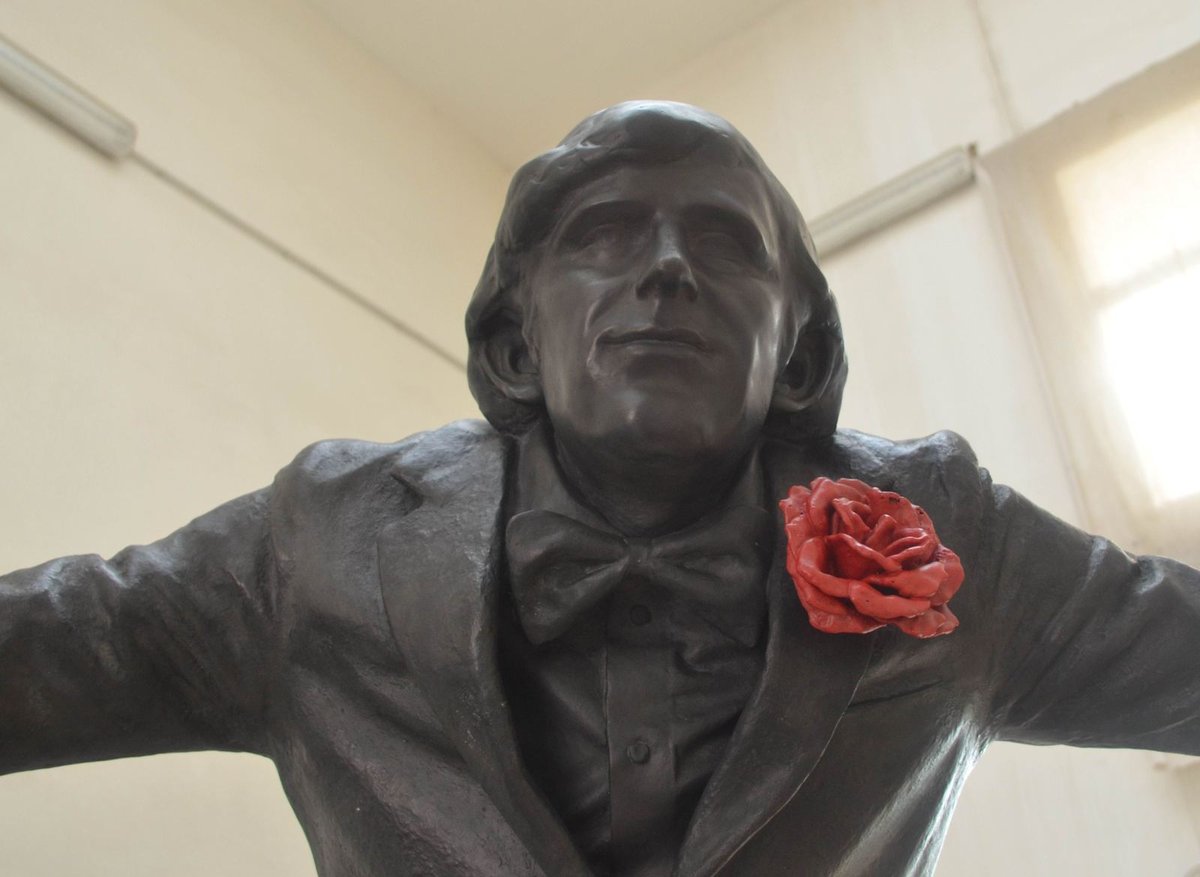 Socha Jiřího Hrzána  je černá, ale na klopě saka má červenou růži.