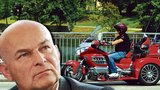 Ředitel ČT Janeček: Prohání se na luxusní motorce