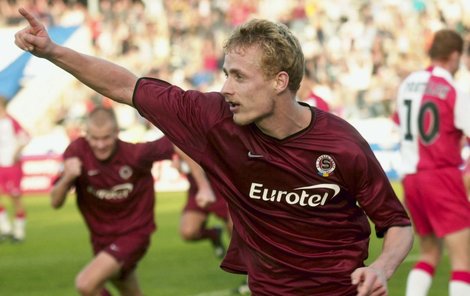 Říjen 2001 - Tak slavil gól do sítě Slavie. Všimněte si frajerského knírku sotva ochmýřeného sparťana...