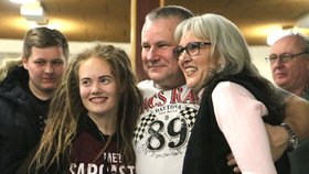 Patrícia Poláková (48, vpravo) dovezla Hodonína Jiřímu Kajínkovi Skalický trdelník, vyfotila se s ním společně se svou dcerou Lilly (14).