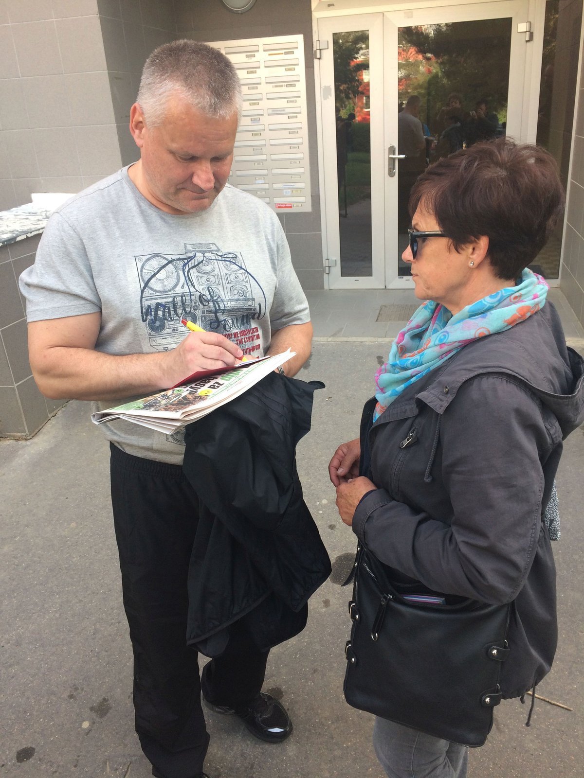 Sotva se Jiří Kajínek vypraví na čerstvý vzduch, je středem pozornosti. Končí to rozhovorem, společnou fotografií nebo autogramem.