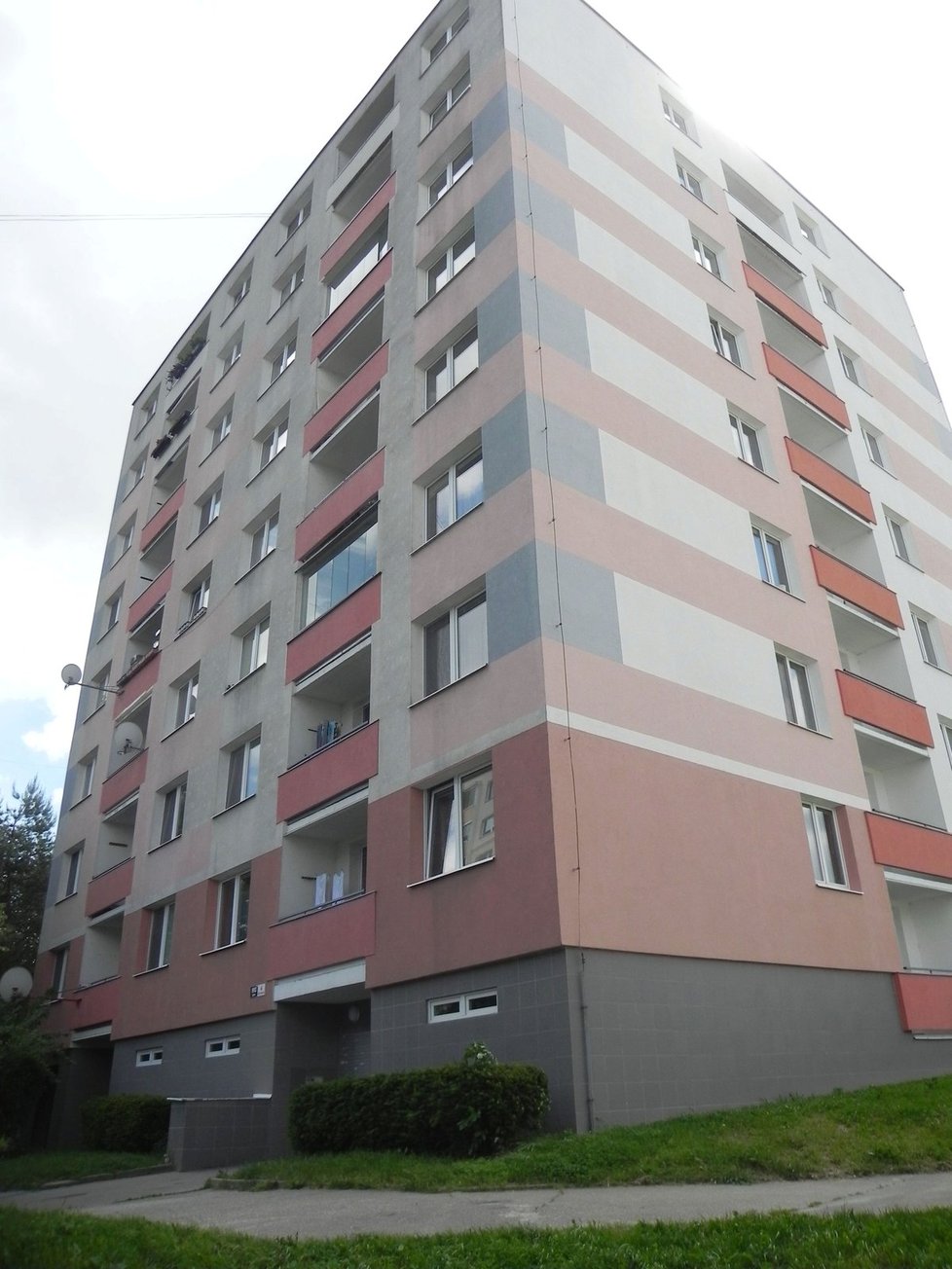 Obyvatelé panelového domu v Brně-Bystrci, kde nyní Jiří Kajínek bydlí, mu vesměs drží palce.