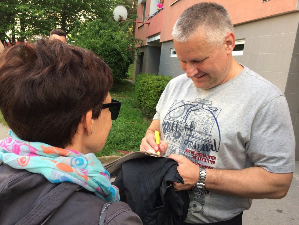 Jiří Kajínek tráví konec týdne v Brně. Novinářům se svěřil, že se zatím nesetkal nikde s žádnými negativními reakcemi. Lidem děkuje za podporu, že mu věří.