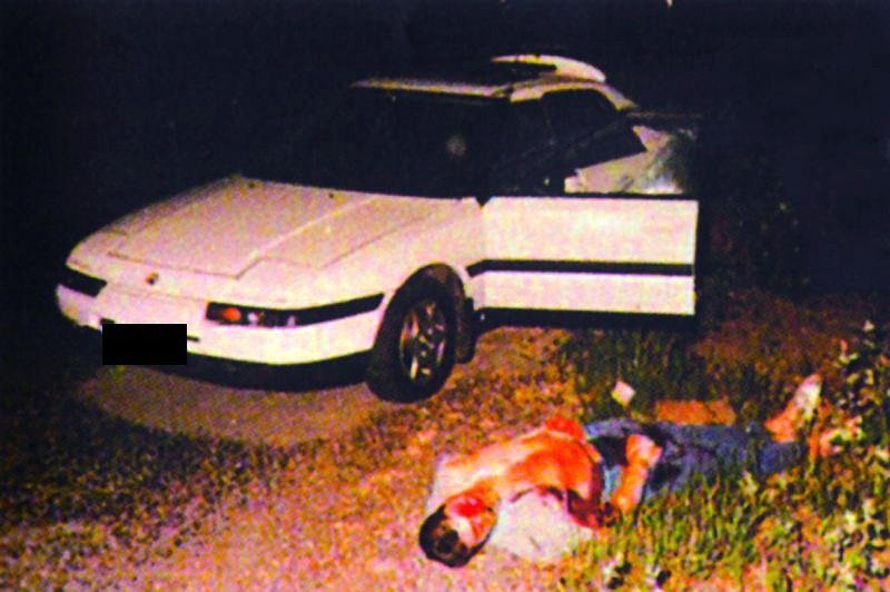 Rozstřílený podnikatel Štefan Janda u svého auta, kterého měl na objednávku zabít Jiří Kájínek v roce 1993.