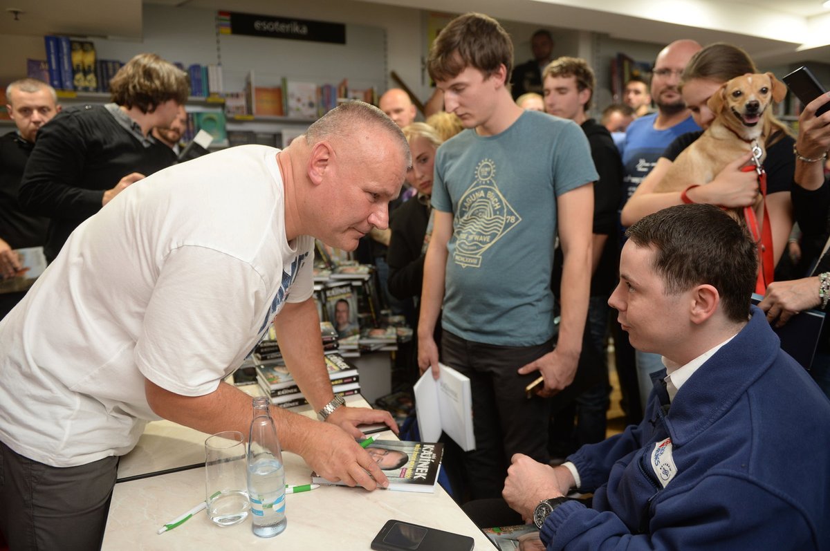 Zástup čekajících fandů během autogramiády.